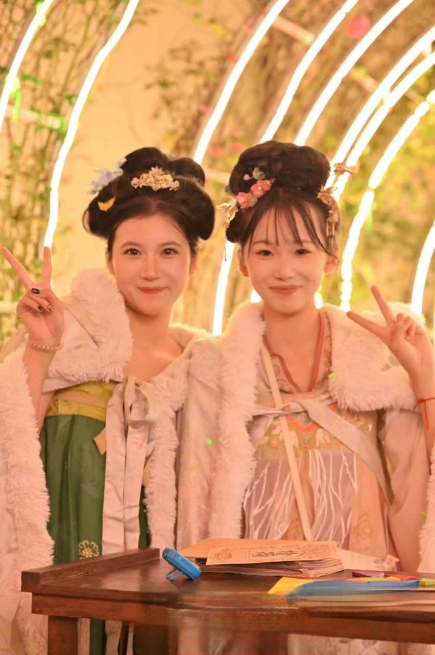 河北唐山河头老街艺术团团长李维金 被内部人员曝光私下拉女演员穿古装提供性服务 探花天堂变淫窝！