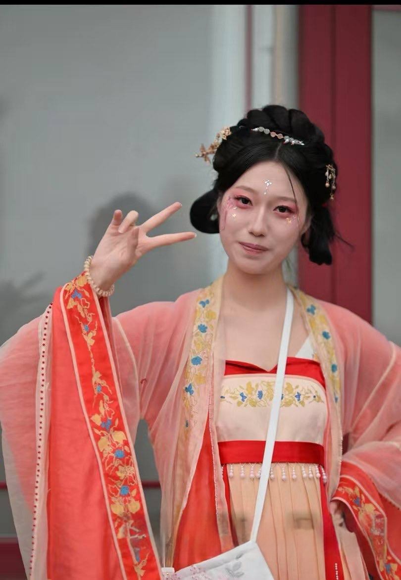 河北唐山河头老街艺术团团长李维金 被内部人员曝光私下拉女演员穿古装提供性服务 探花天堂变淫窝！