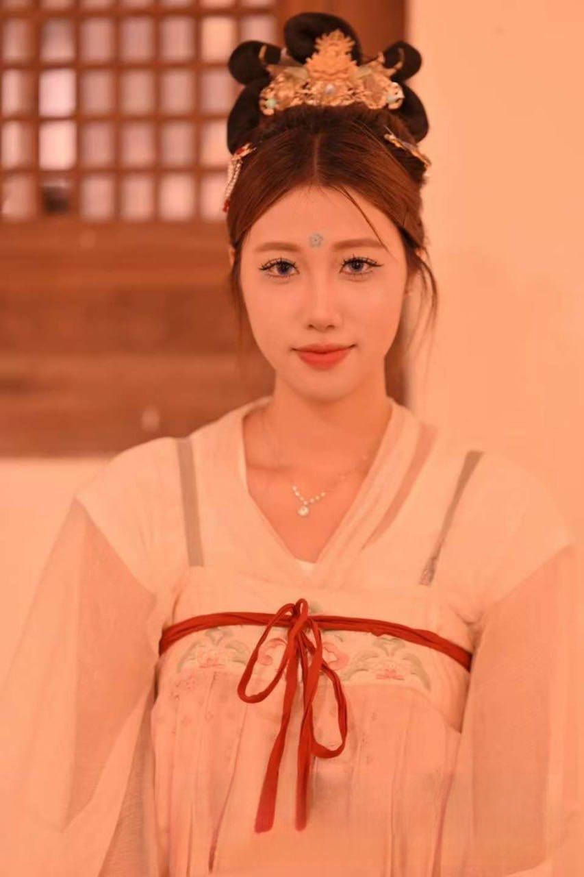 河北唐山河头老街艺术团团长李维金 被内部人员曝光私下拉女演员穿古装提供性服务 探花天堂变淫窝！