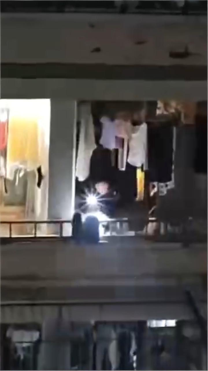 三峡大学南苑学生公寓女寝大瓜 一个黑人半夜爬到女生宿舍摸女生 第二天早上宿管阿姨解散了宿舍群