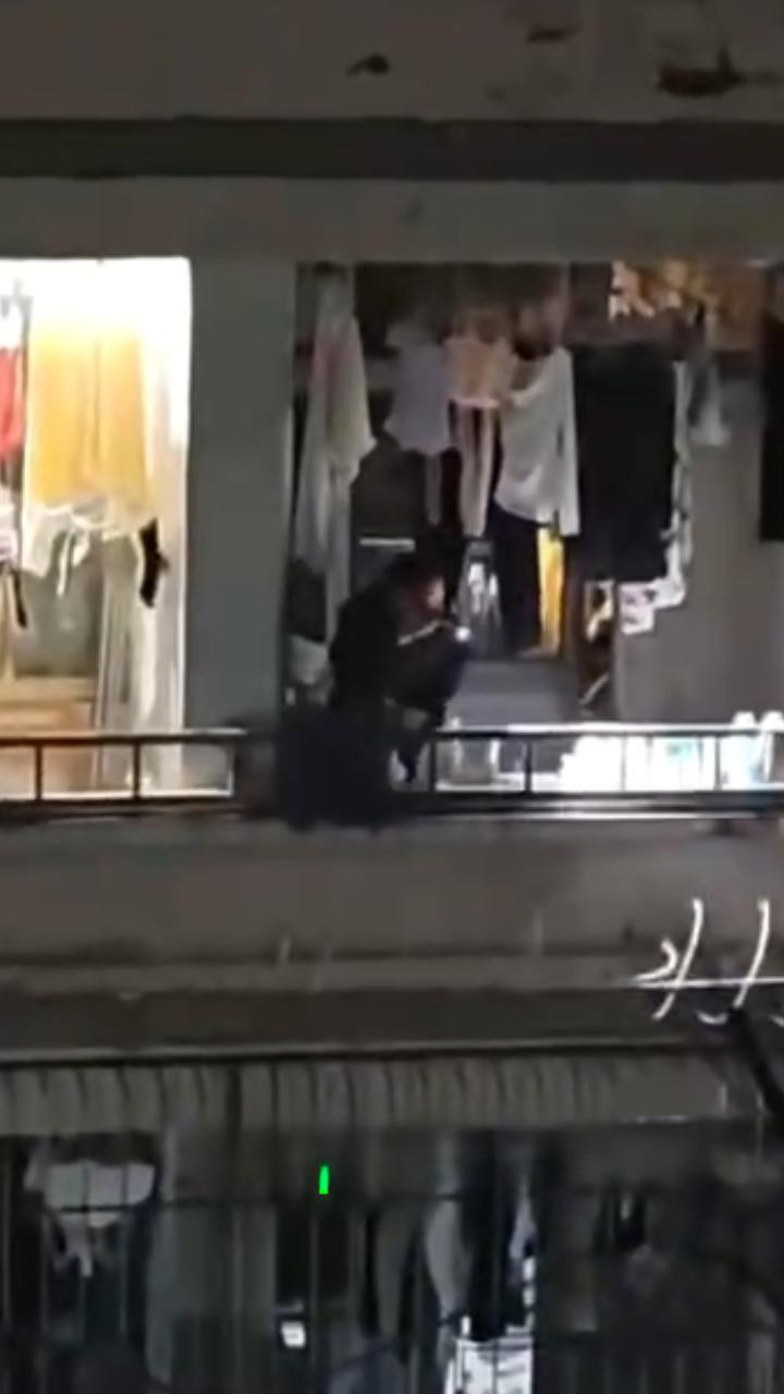 三峡大学南苑学生公寓女寝大瓜 一个黑人半夜爬到女生宿舍摸女生 第二天早上宿管阿姨解散了宿舍群