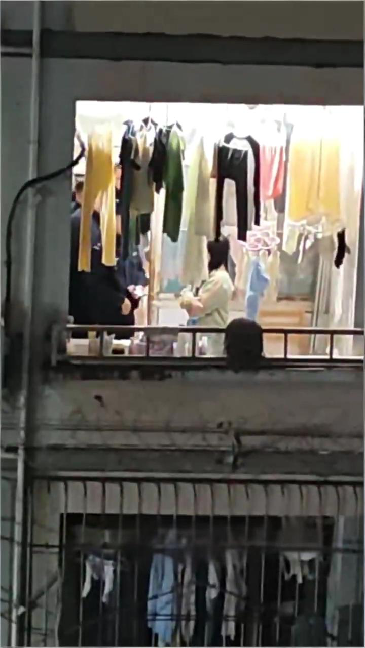 三峡大学南苑学生公寓女寝大瓜 一个黑人半夜爬到女生宿舍摸女生 第二天早上宿管阿姨解散了宿舍群