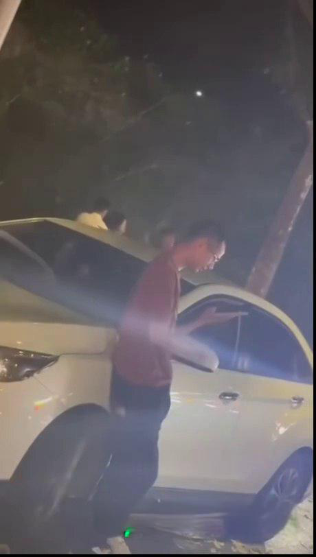 街头1v3格斗逆转惊心 老婆意外阻击让局势大反转 精彩瞬间吃瓜必看