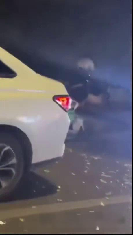 街头1v3格斗逆转惊心 老婆意外阻击让局势大反转 精彩瞬间吃瓜必看