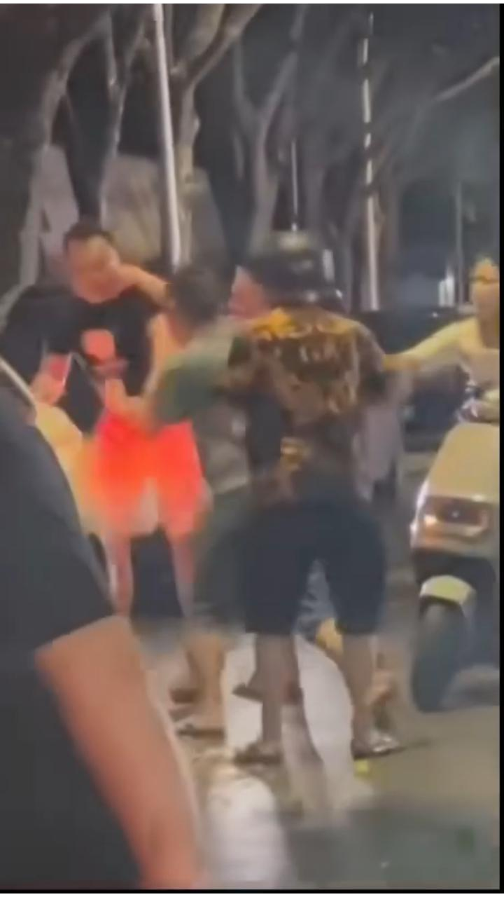 街头1v3格斗逆转惊心 老婆意外阻击让局势大反转 精彩瞬间吃瓜必看