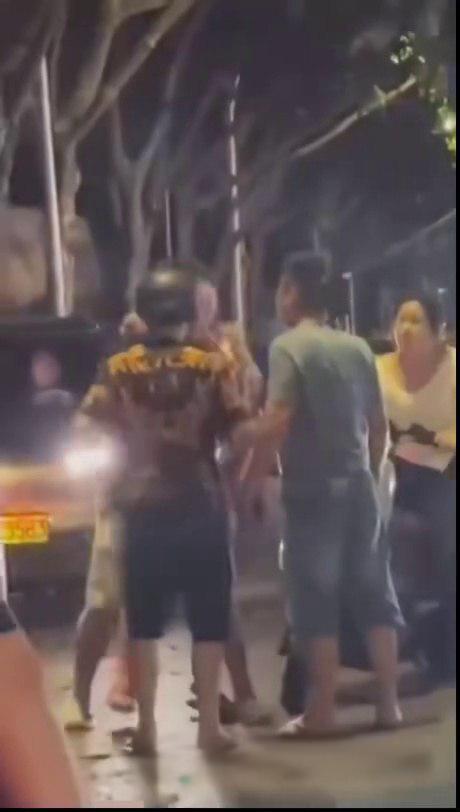 街头1v3格斗逆转惊心 老婆意外阻击让局势大反转 精彩瞬间吃瓜必看