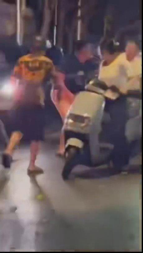 街头1v3格斗逆转惊心 老婆意外阻击让局势大反转 精彩瞬间吃瓜必看