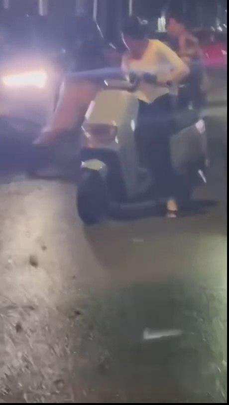 街头1v3格斗逆转惊心 老婆意外阻击让局势大反转 精彩瞬间吃瓜必看