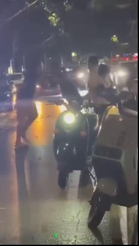 街头1v3格斗逆转惊心 老婆意外阻击让局势大反转 精彩瞬间吃瓜必看