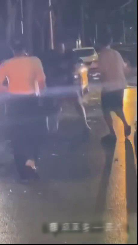 街头1v3格斗逆转惊心 老婆意外阻击让局势大反转 精彩瞬间吃瓜必看