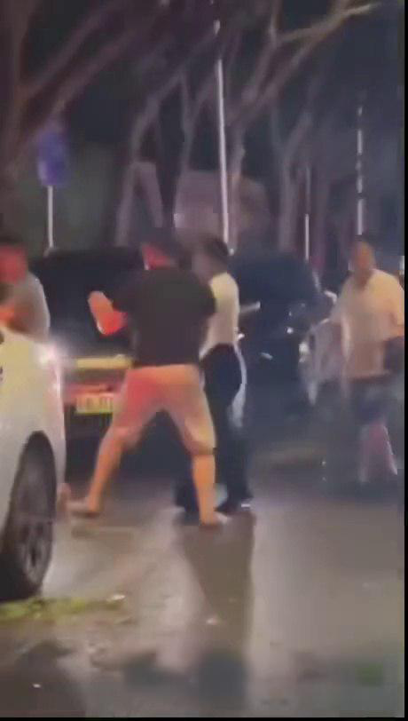 街头1v3格斗逆转惊心 老婆意外阻击让局势大反转 精彩瞬间吃瓜必看