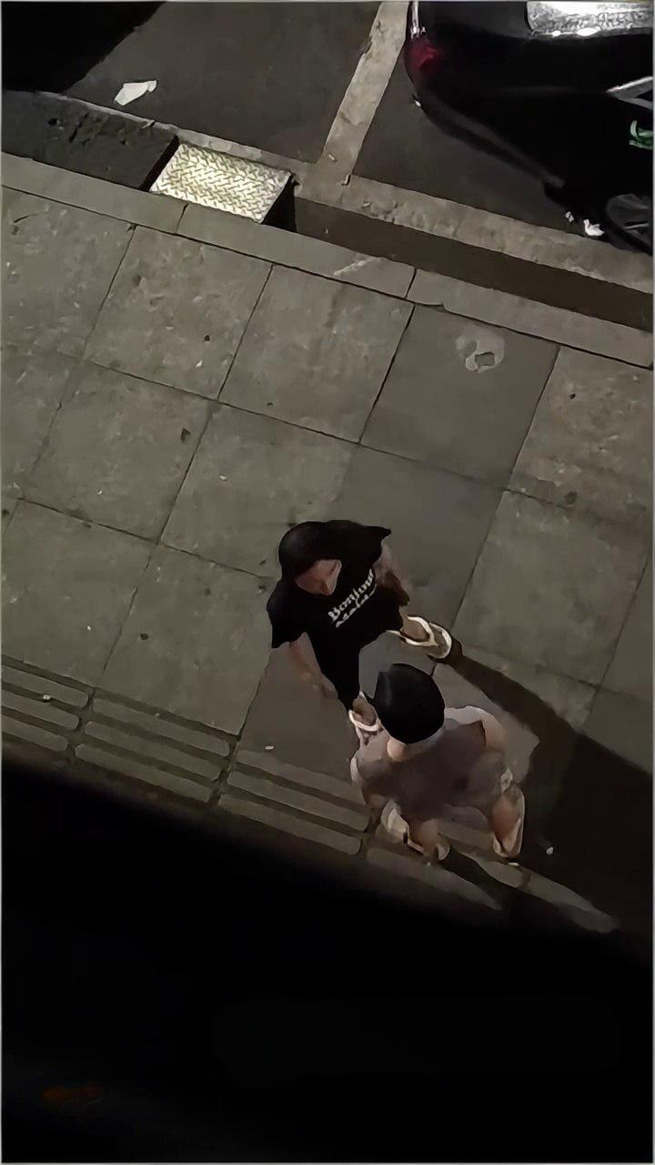 因情侣争吵 男子选择独自喝闷酒以冷暴力应对 女友追出想沟通 却引发热暴力冲突 男友被打耳光