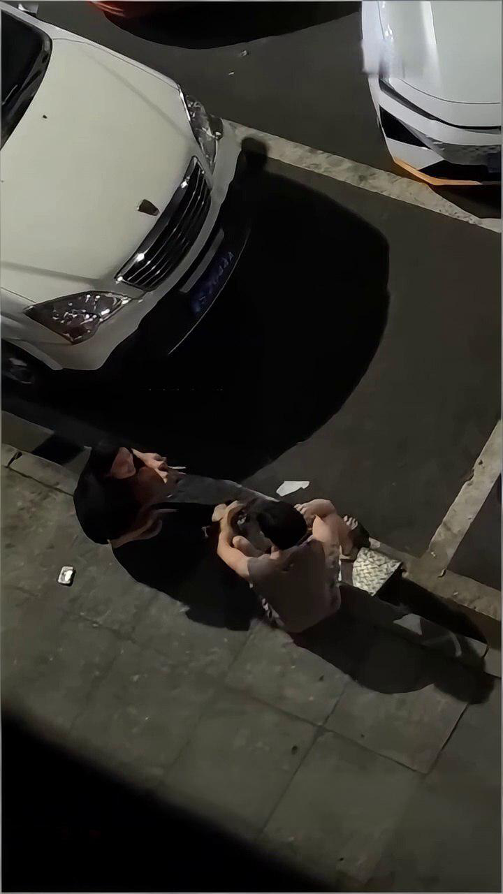 因情侣争吵 男子选择独自喝闷酒以冷暴力应对 女友追出想沟通 却引发热暴力冲突 男友被打耳光