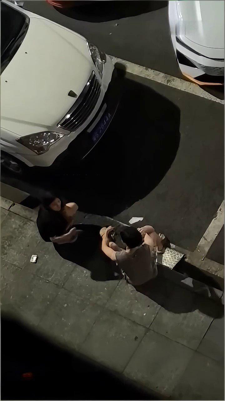 因情侣争吵 男子选择独自喝闷酒以冷暴力应对 女友追出想沟通 却引发热暴力冲突 男友被打耳光