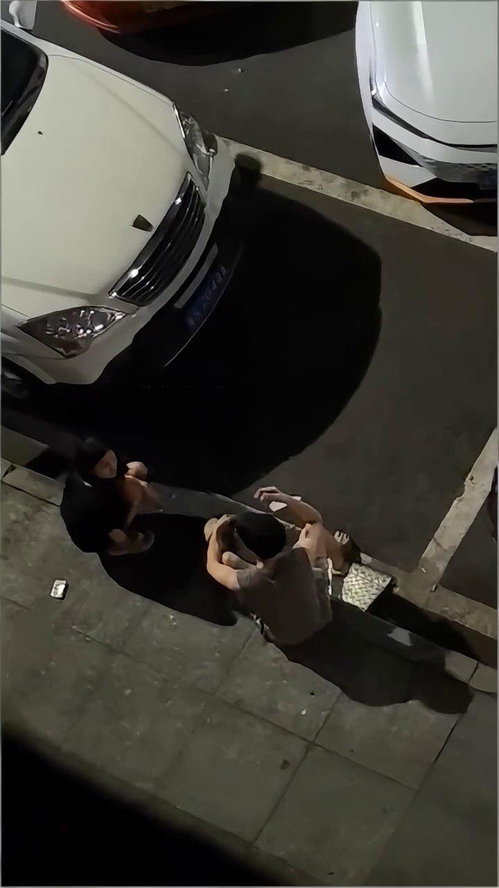 因情侣争吵 男子选择独自喝闷酒以冷暴力应对 女友追出想沟通 却引发热暴力冲突 男友被打耳光