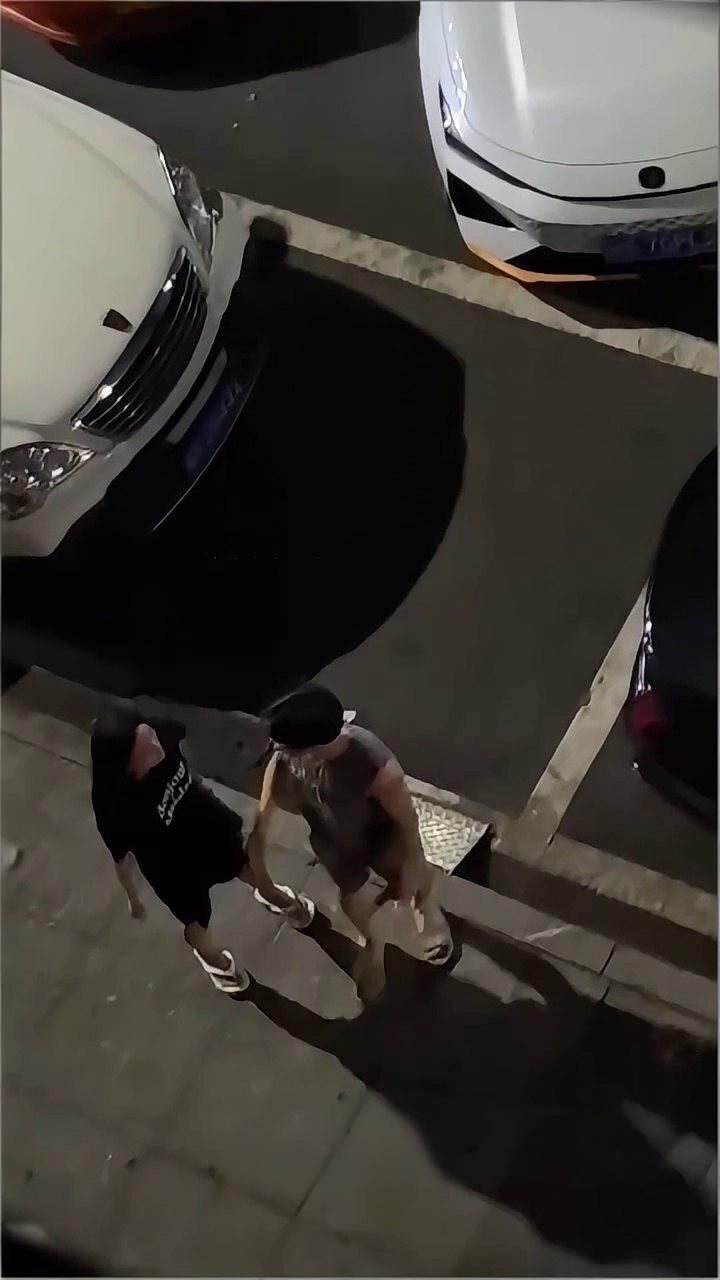 因情侣争吵 男子选择独自喝闷酒以冷暴力应对 女友追出想沟通 却引发热暴力冲突 男友被打耳光