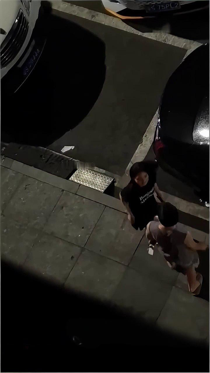 因情侣争吵 男子选择独自喝闷酒以冷暴力应对 女友追出想沟通 却引发热暴力冲突 男友被打耳光