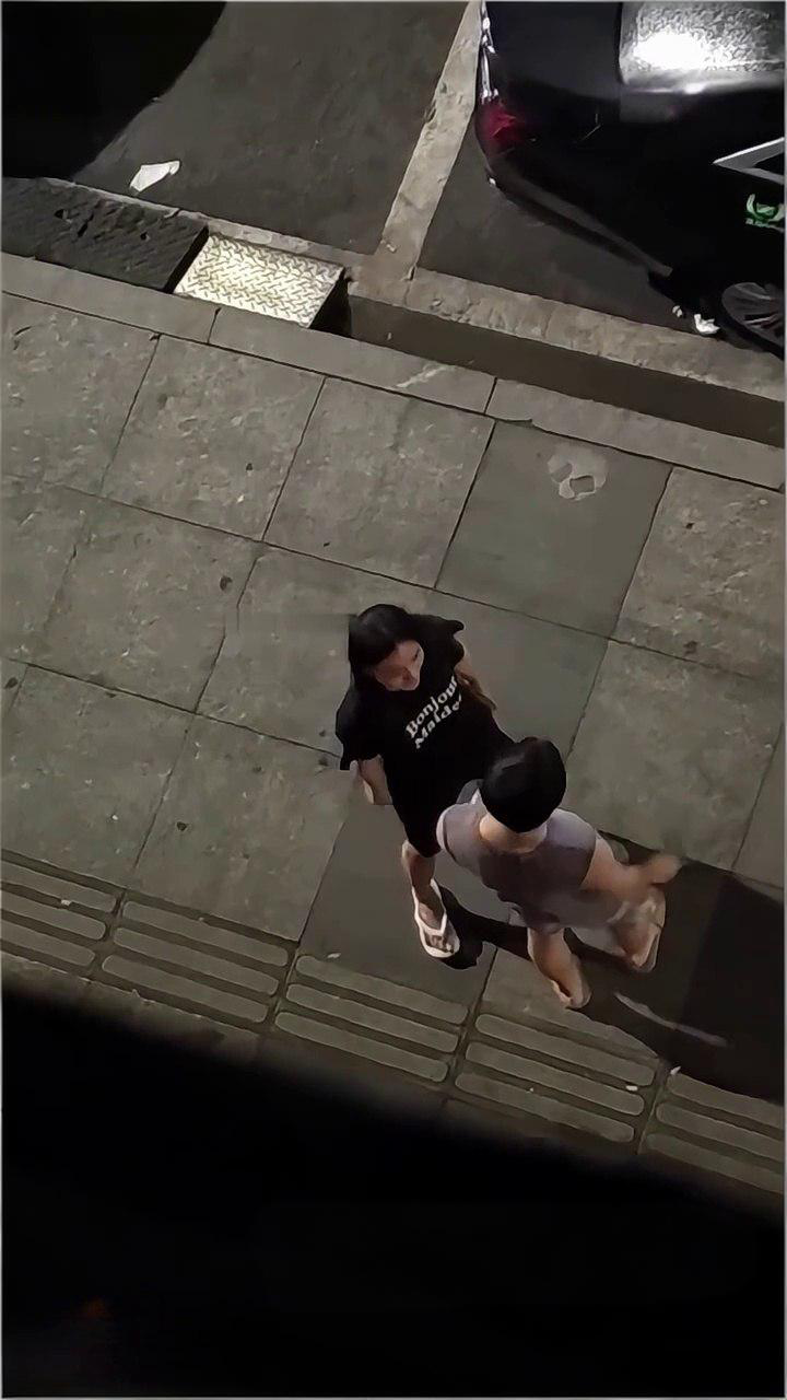 因情侣争吵 男子选择独自喝闷酒以冷暴力应对 女友追出想沟通 却引发热暴力冲突 男友被打耳光