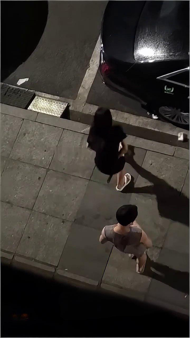 因情侣争吵 男子选择独自喝闷酒以冷暴力应对 女友追出想沟通 却引发热暴力冲突 男友被打耳光