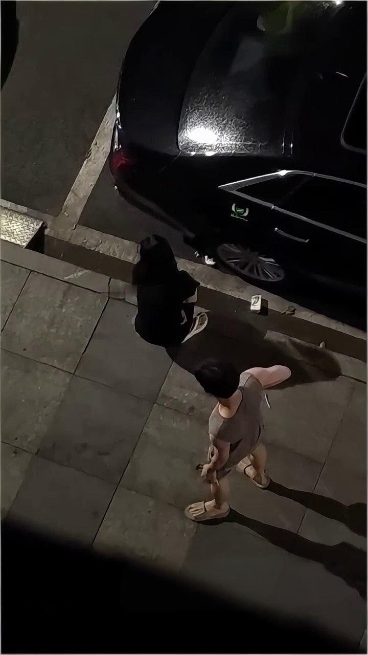 因情侣争吵 男子选择独自喝闷酒以冷暴力应对 女友追出想沟通 却引发热暴力冲突 男友被打耳光