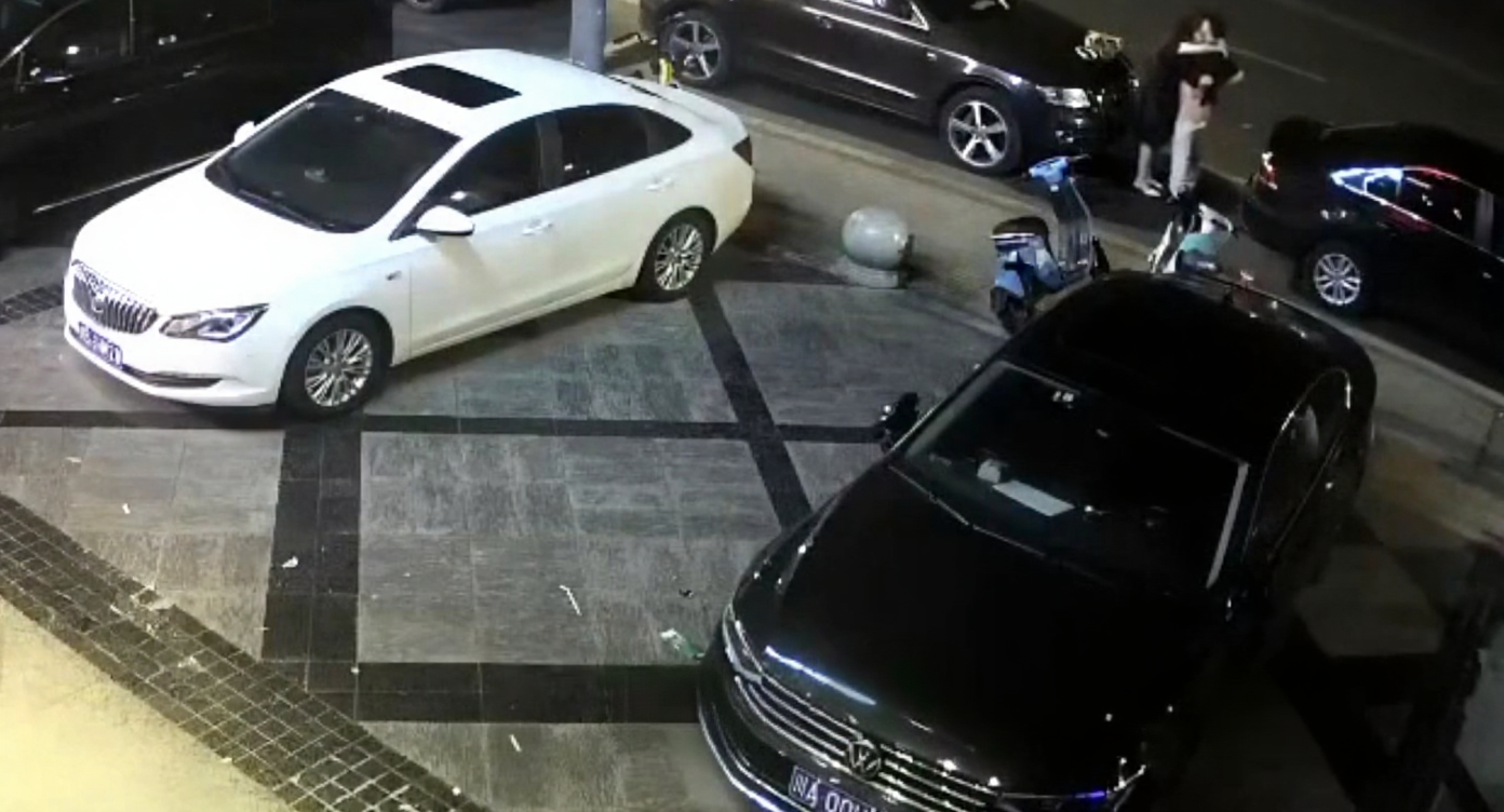 深夜街头一对男女玩户外露出 路灯下直接干起来 丝毫不怕路人发现