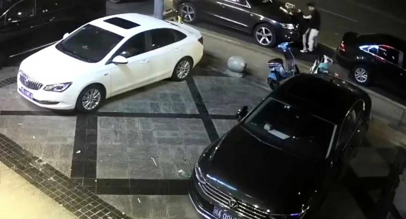 深夜街头一对男女玩户外露出 路灯下直接干起来 丝毫不怕路人发现