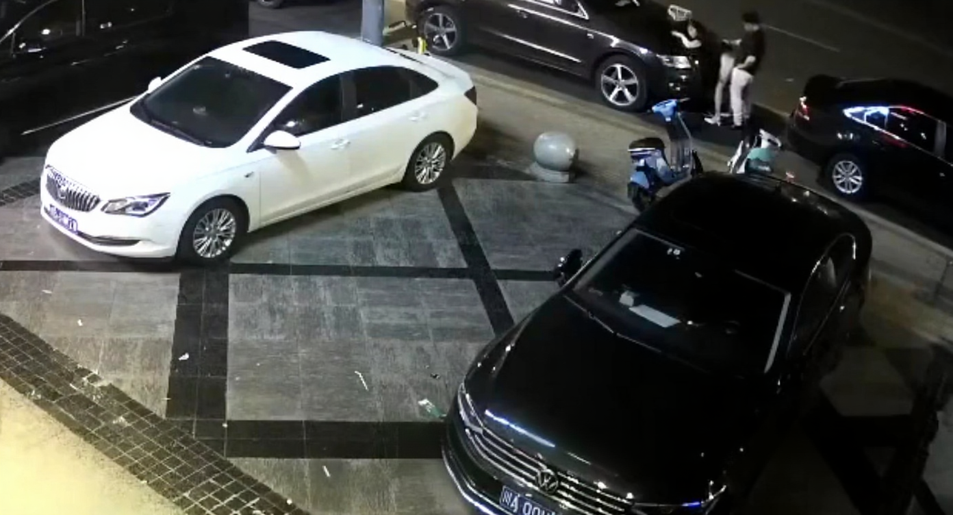 深夜街头一对男女玩户外露出 路灯下直接干起来 丝毫不怕路人发现