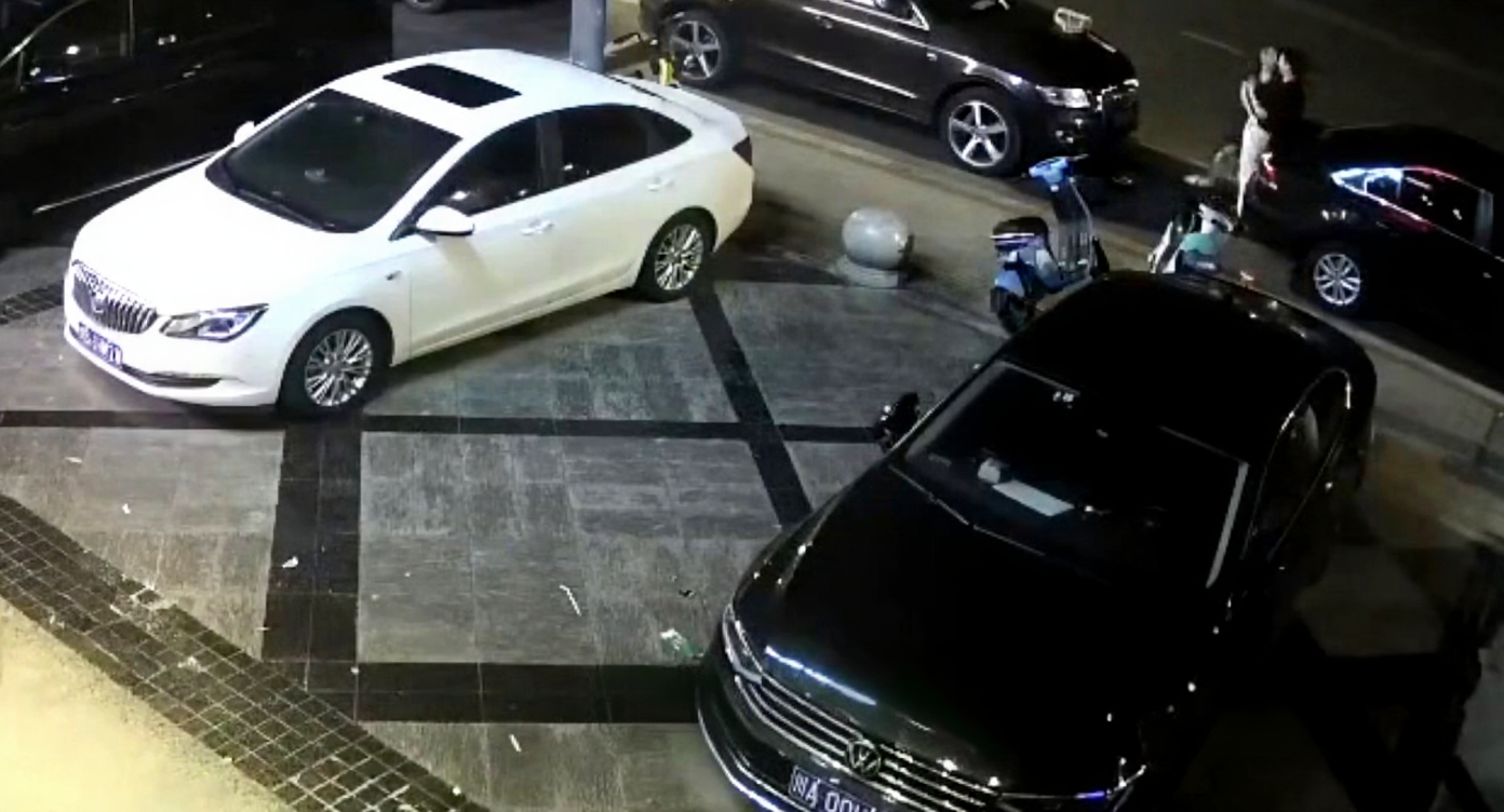 深夜街头一对男女玩户外露出 路灯下直接干起来 丝毫不怕路人发现