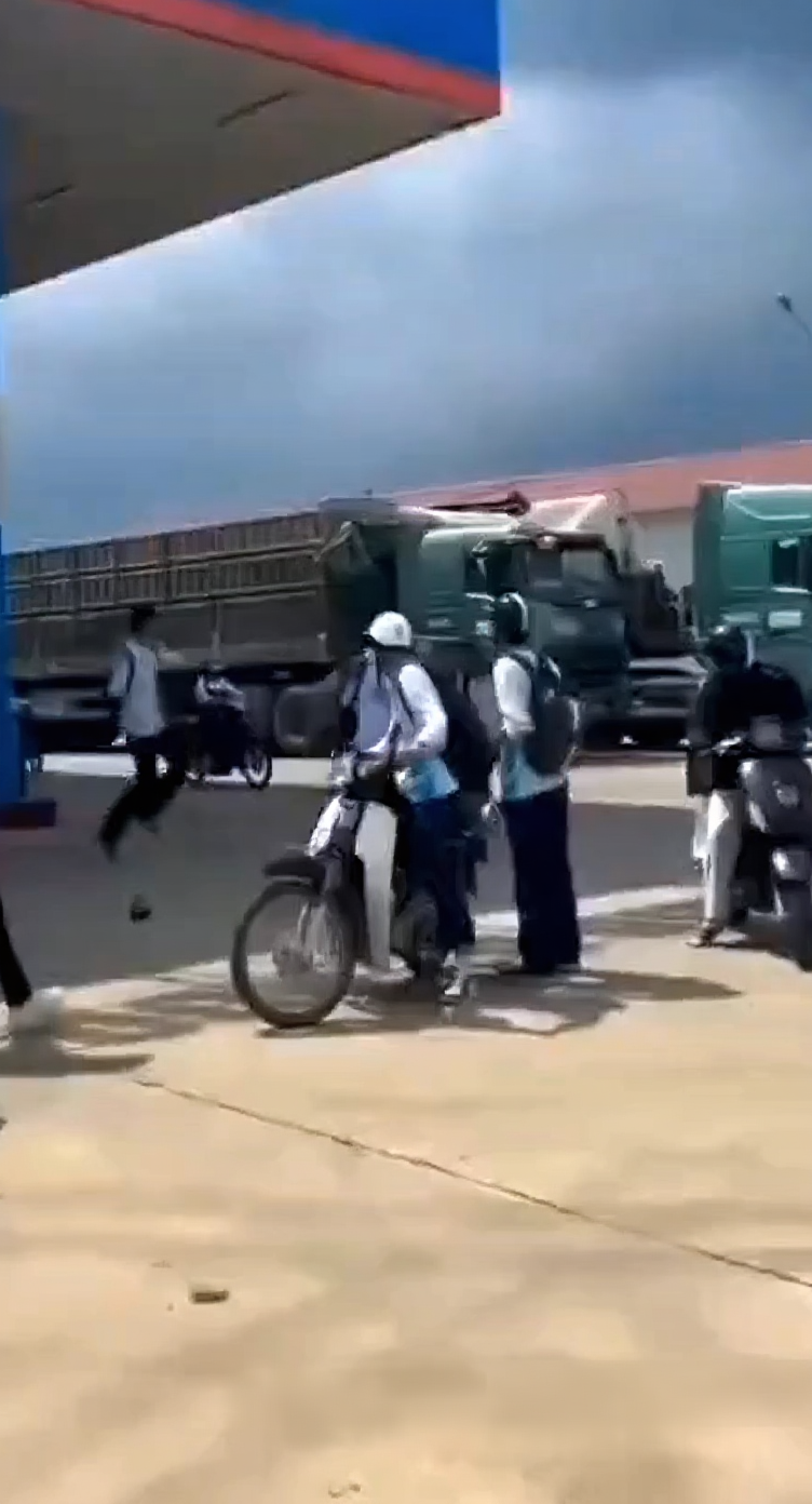 越南一高中放学后发生冲突 为点鸡毛蒜皮的恩怨 竟当街拿刀刺同学的喉咙