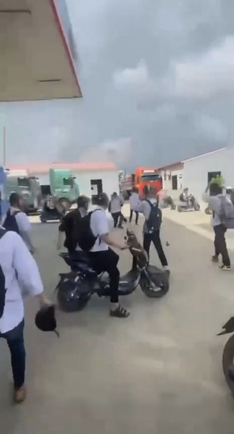 越南一高中放学后发生冲突 为点鸡毛蒜皮的恩怨 竟当街拿刀刺同学的喉咙