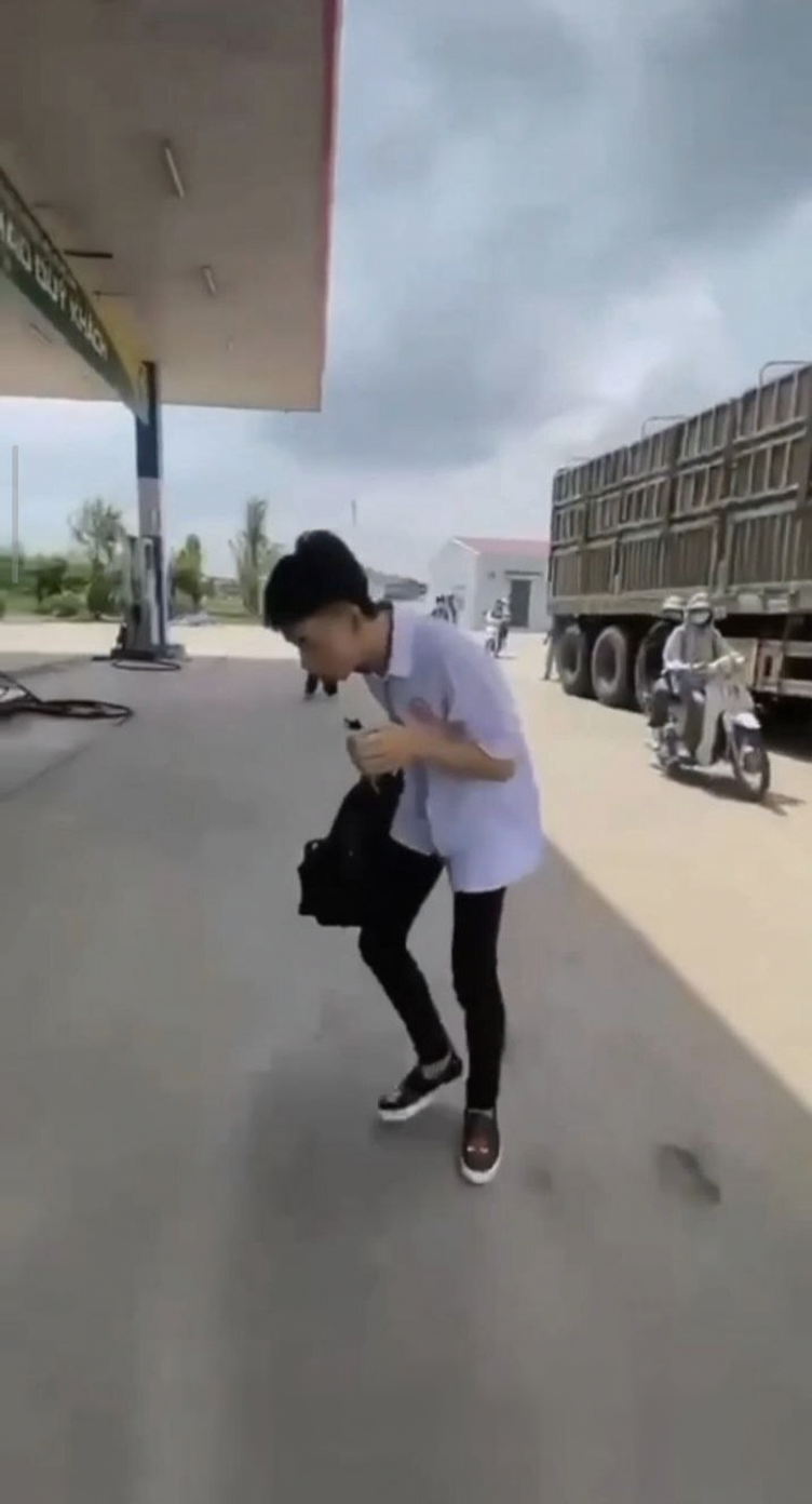 越南一高中放学后发生冲突 为点鸡毛蒜皮的恩怨 竟当街拿刀刺同学的喉咙