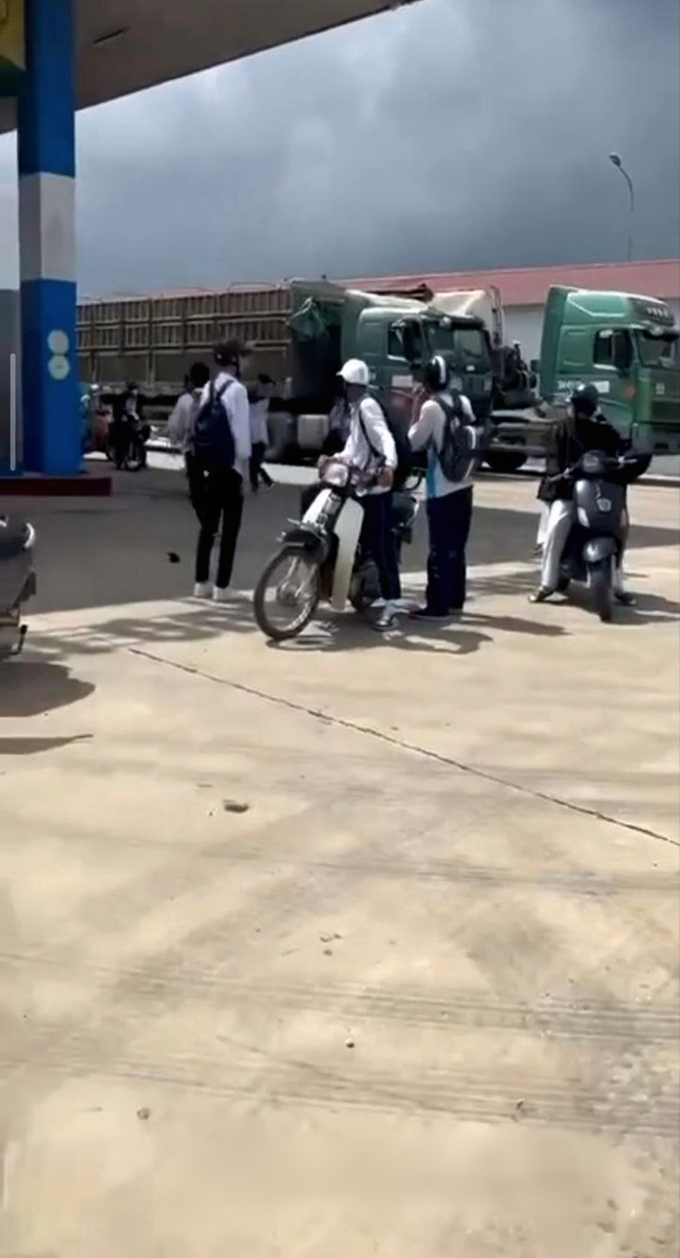 越南一高中放学后发生冲突 为点鸡毛蒜皮的恩怨 竟当街拿刀刺同学的喉咙