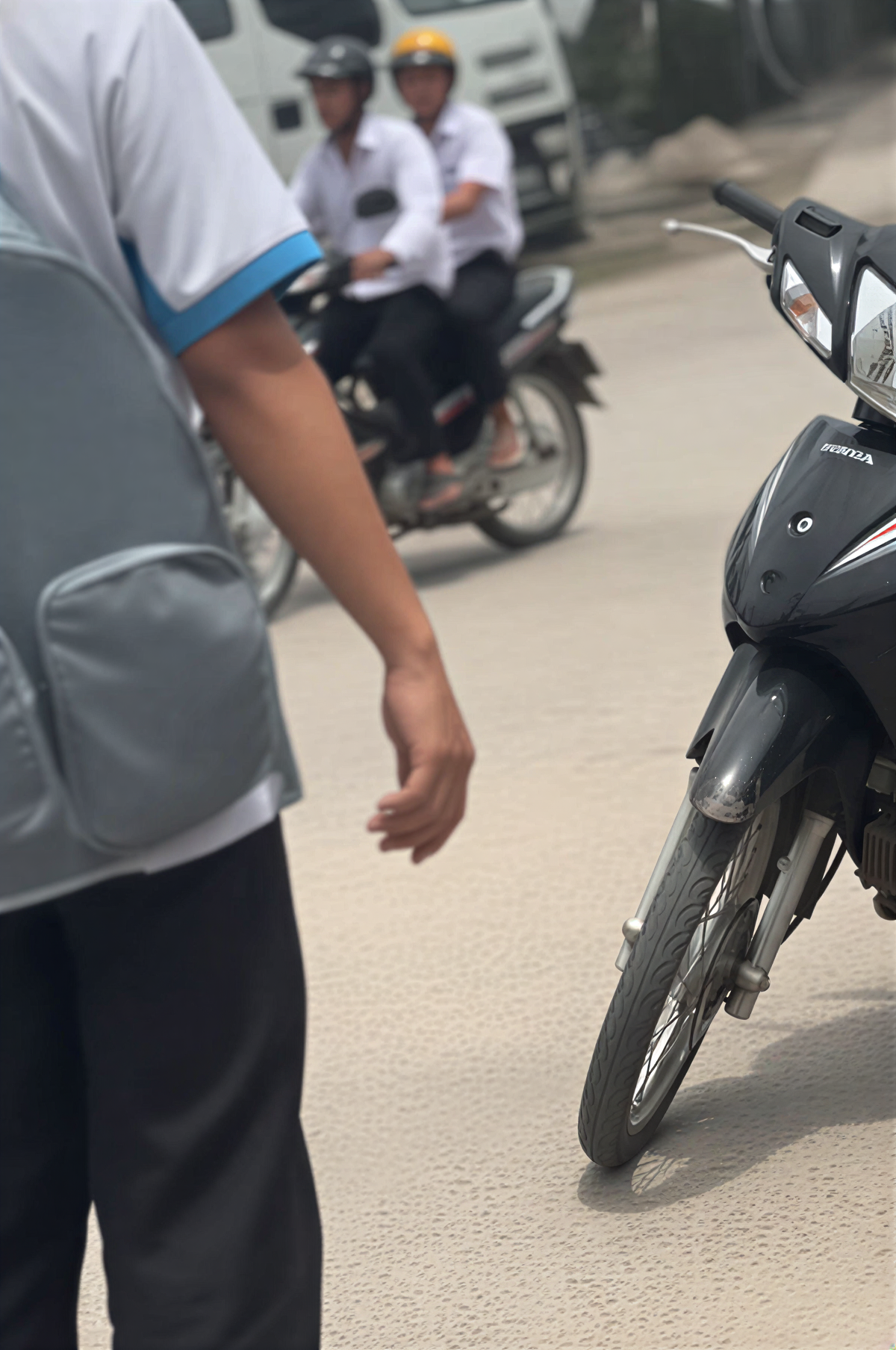 越南一高中放学后发生冲突 为点鸡毛蒜皮的恩怨 竟当街拿刀刺同学的喉咙