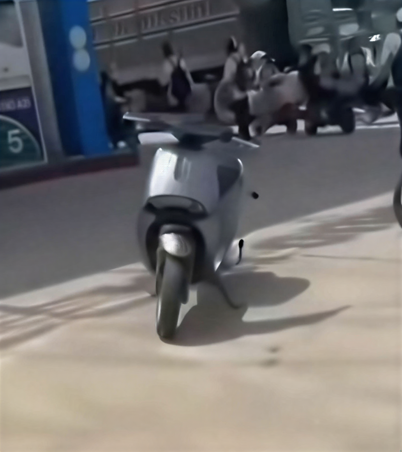 越南一高中放学后发生冲突 为点鸡毛蒜皮的恩怨 竟当街拿刀刺同学的喉咙